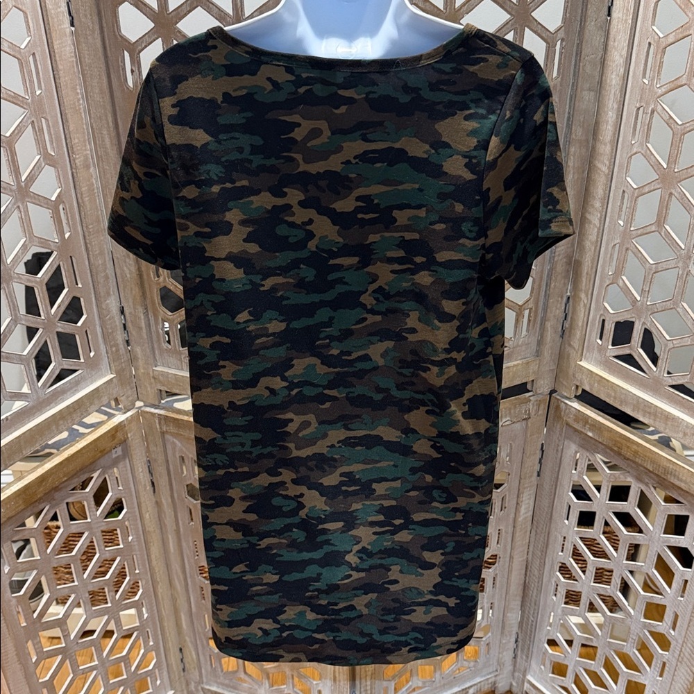 LuLaRoe Classic Tee Camo Print Size Small - Picture 5 of 7